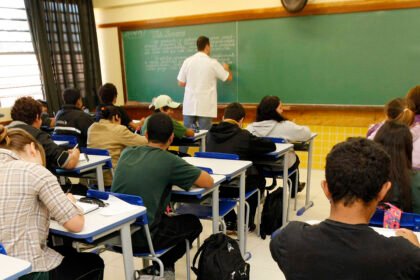 Sancionada lei que institui bônus para profissionais de escolas