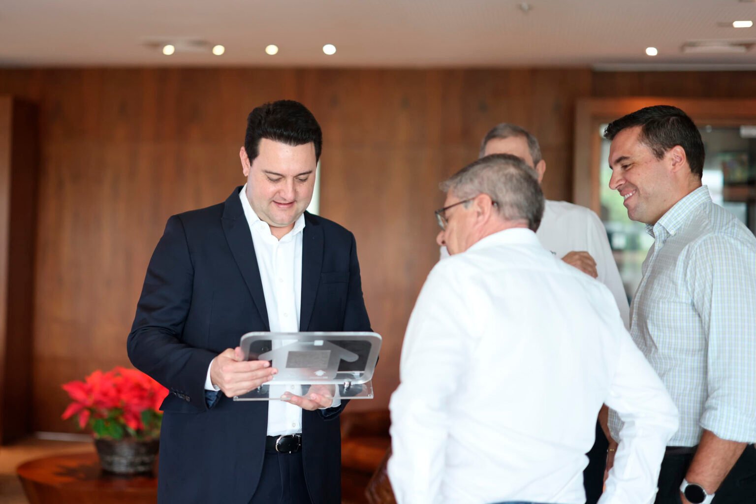 Governador Carlos Massa Ratinho Junior recebe troféu nesta segunda-feira (04), mais um reconhecimento às ações do governo para atendimento à população.