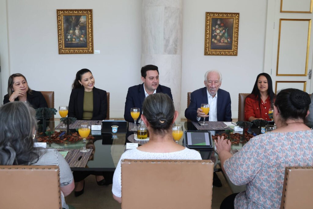 O anúncio do projeto que moderniza o Quadro de Funcionários da Educação Básica foi feito em um almoço do governador Ratinho Junior com servidores da rede estadual de ensino.