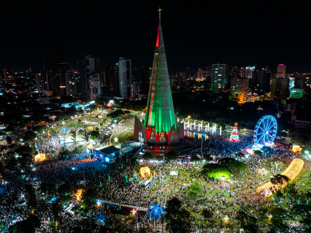 Praça da Catedral de Maringá, com show da banda Paralamas do Sucesso, no Show da Virada na programação da ′Maringá Encantada′