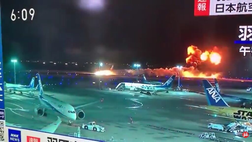 Avião pega fogo durante pouso no Japão, nesta terça-feira