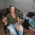 Idosa cadeirante recebe parte dos móveis após ação do Procon contra um marceneiro