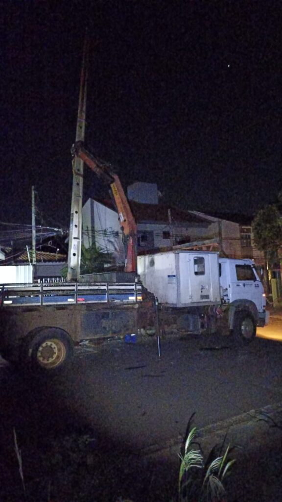 Chuva em Maringá causa queda de árvores, derruba postes e deixa região sem energia