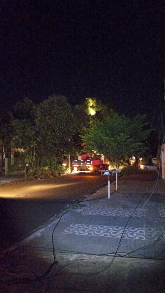 Chuva em Maringá causa queda de árvores, derruba postes e deixa região sem energia