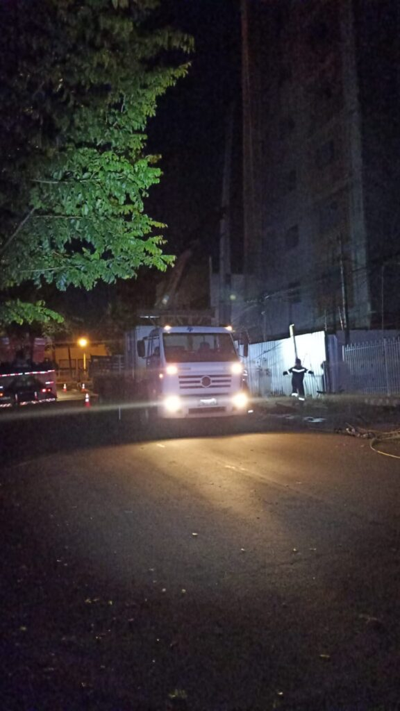 Chuva em Maringá causa queda de árvores, derruba postes e deixa região sem energia