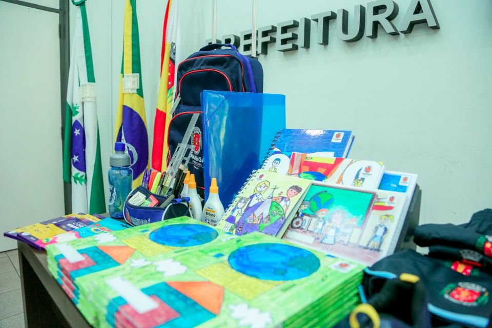 Ulisses Maia apresenta kit escolar e uniformes da rede municipal de ensino