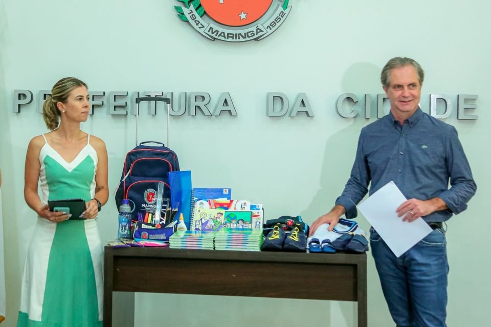 Ulisses Maia apresenta kit escolar e uniformes da rede municipal de ensino