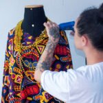 Mulheres privadas de liberdade produzem fantasias para escola de samba de Curitiba