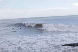 Com uma das melhores ondas longas do País, Matinhos atrai surfistas e turistas