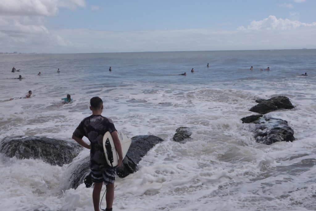 Com uma das melhores ondas longas do País, Matinhos atrai surfistas e turistas