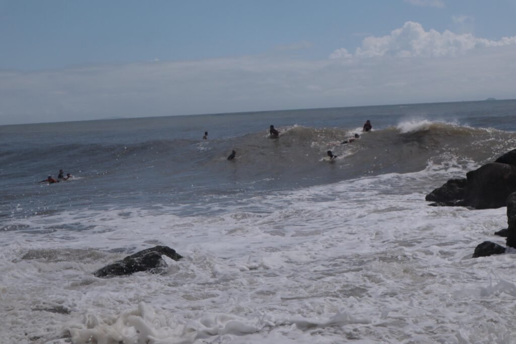 Com uma das melhores ondas longas do País, Matinhos atrai surfistas e turistas