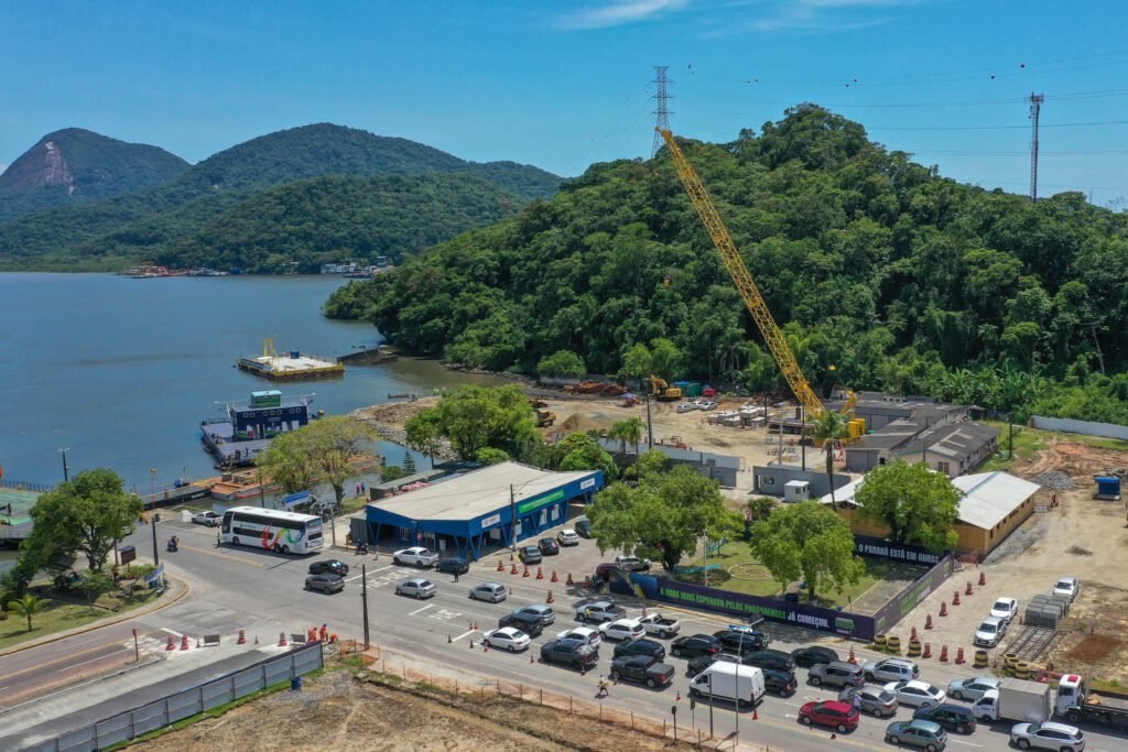 Obra da Ponte de Guaratuba-Matinhos recebe nova balsa de apoio marítimo