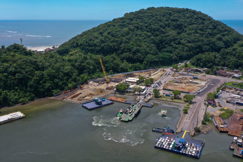 Obra da Ponte de Guaratuba-Matinhos recebe nova balsa de apoio marítimo