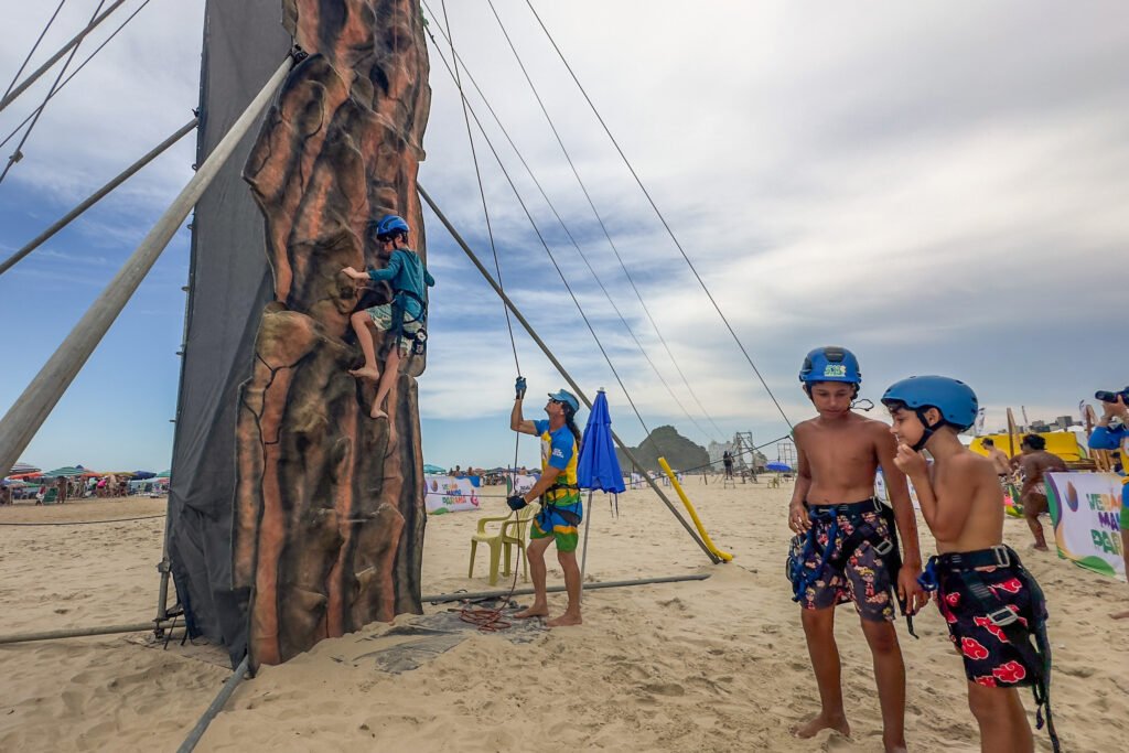 Tirolesa com 60 metros e parede de escalada são convite para aventura na praia de Caiobá