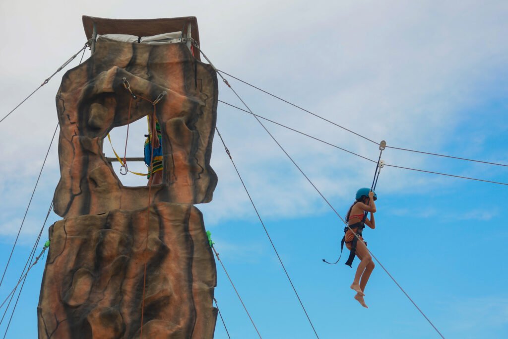 Tirolesa com 60 metros e parede de escalada são convite para aventura na praia de Caiobá