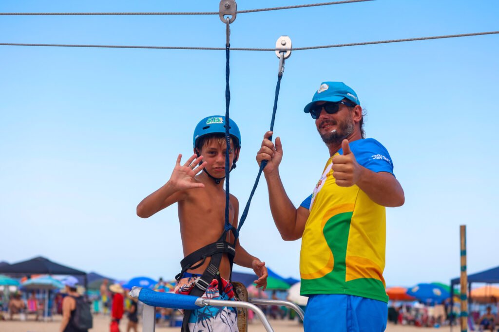 Tirolesa com 60 metros e parede de escalada são convite para aventura na praia de Caiobá