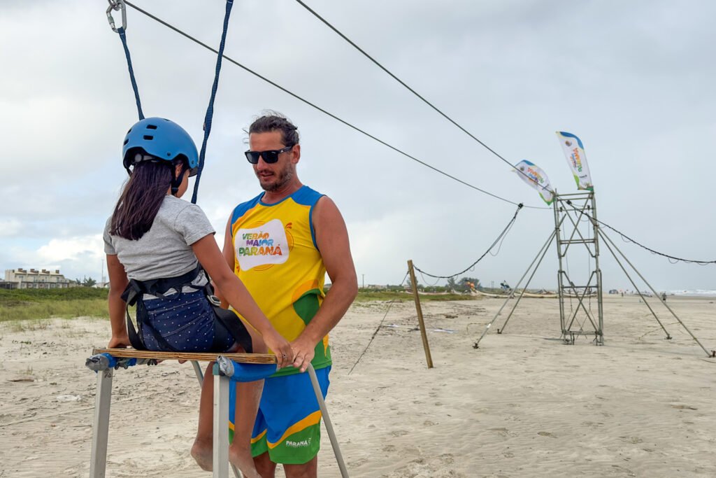 Tirolesa com 60 metros e parede de escalada são convite para aventura na praia de Caiobá