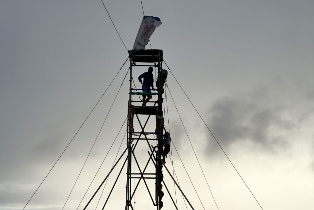 Tirolesa com 60 metros e parede de escalada são convite para aventura na praia de Caiobá