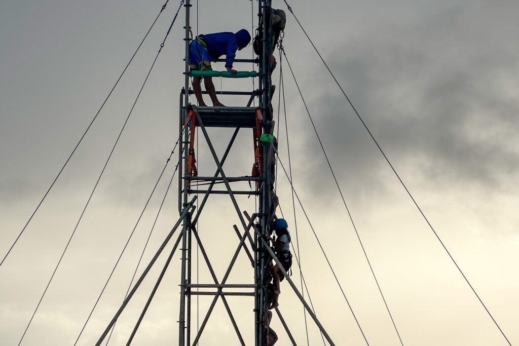 Tirolesa com 60 metros e parede de escalada são convite para aventura na praia de Caiobá
