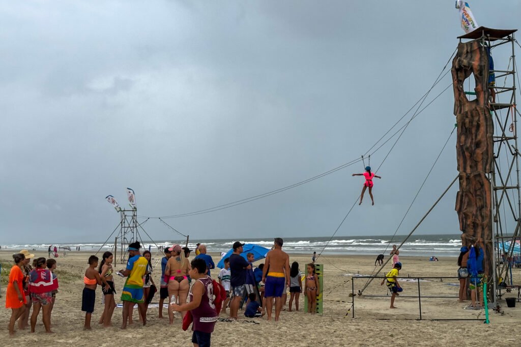 Tirolesa com 60 metros e parede de escalada são convite para aventura na praia de Caiobá