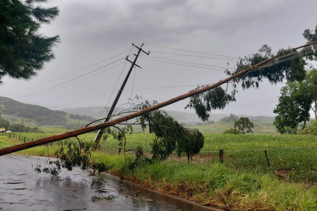 Após temporais, mais de mil técnicos da Copel atendem 38 mil consumidores sem energia