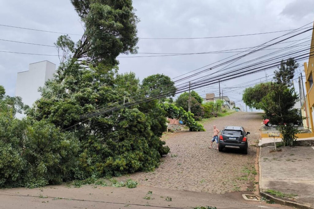 Após temporais, mais de mil técnicos da Copel atendem 38 mil consumidores sem energia