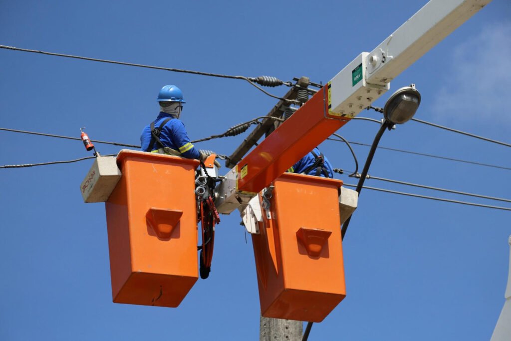 Após temporais, mais de mil técnicos da Copel atendem 38 mil consumidores sem energia