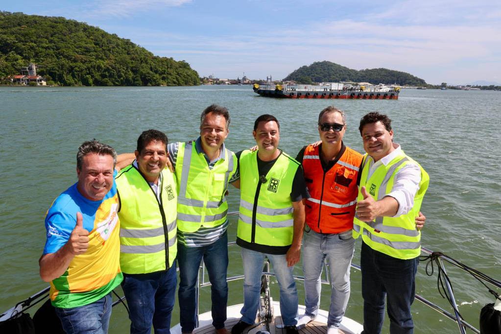 Obra da Ponte de Guaratuba-Matinhos recebe nova balsa de apoio marítimo