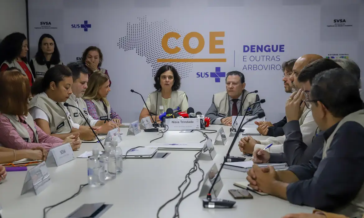 A ministra da Saúde, Nísia Trindade, disse neste sábado (3) que o governo estuda ampliar a oferta de vacinas contra a dengue no país.