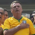 Bolsonaro cantando o Hino Nacional na avenida Paulista 25-02-2024