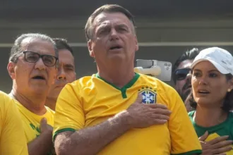 Bolsonaro cantando o Hino Nacional na avenida Paulista 25-02-2024