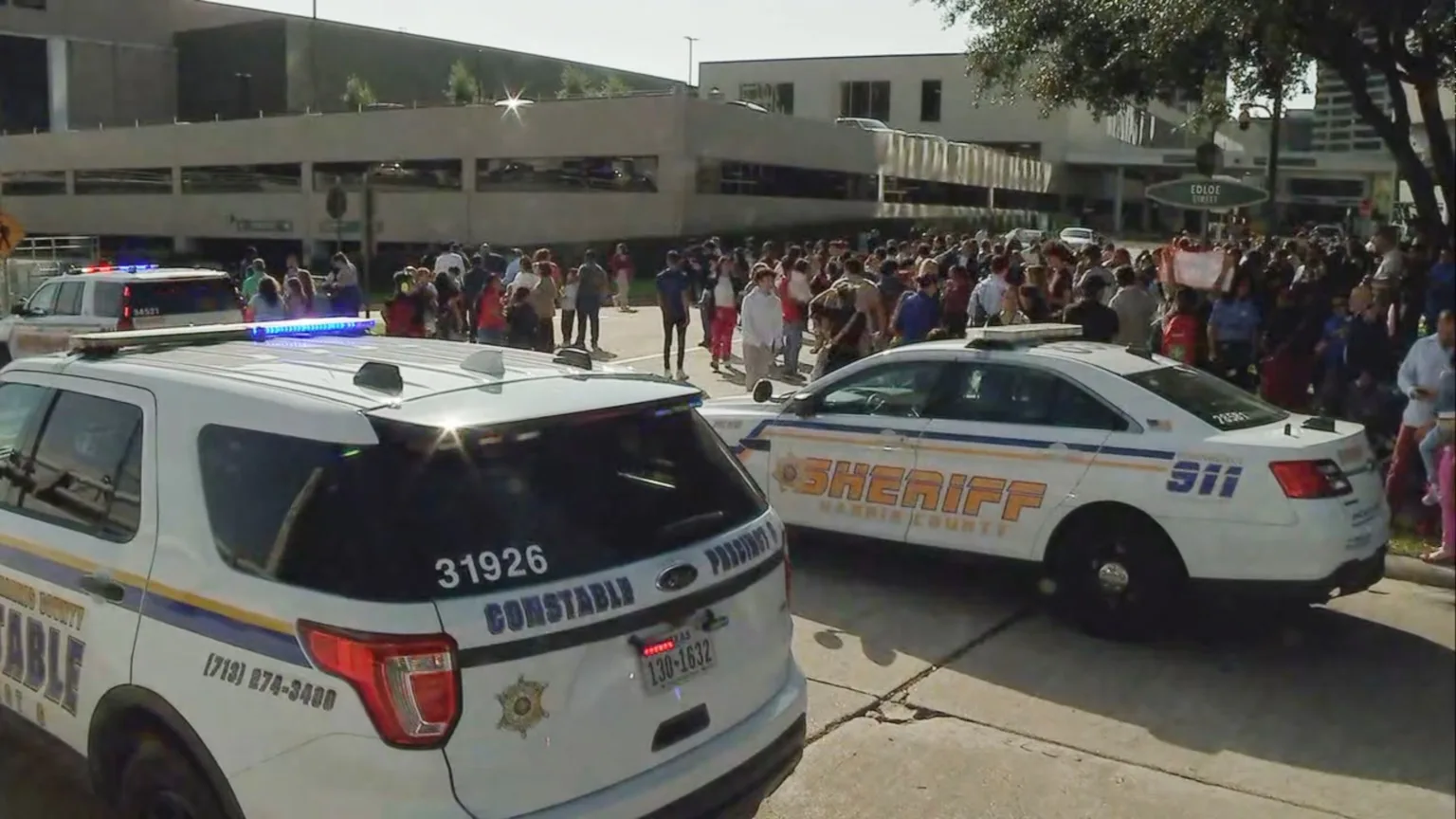 Os policiais estão respondendo a relatos de um tiroteio na Igreja Lakewood do pastor Joel Osteen, em Houston, de acordo com a polícia de Houston. KTRK