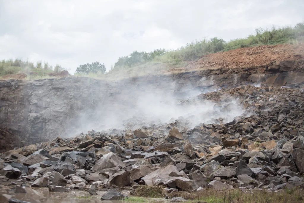 detonação de rochas na Pedreira Municipal