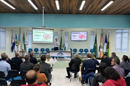 Ricardo Barros discute industrialização com prefeitos e lideranças de três regiões do Paraná
