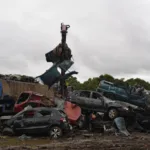 Detran-PR prensa motocicletas e automóveis destinados à reciclagem; são 452 toneladas