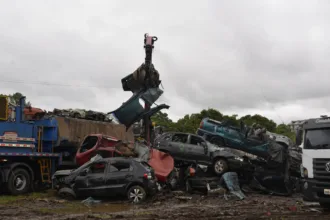 Detran-PR prensa motocicletas e automóveis destinados à reciclagem; são 452 toneladas