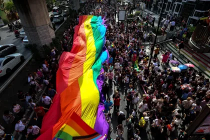 Pessoas participam da parada anual do Orgulho LGBTQ em Bangkok, Tailândia, em 4 de junho de 2023. Athit Perawongmetha/Reuters/Arquivo