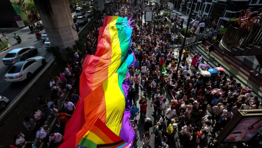 Pessoas participam da parada anual do Orgulho LGBTQ em Bangkok, Tailândia, em 4 de junho de 2023. Athit Perawongmetha/Reuters/Arquivo
