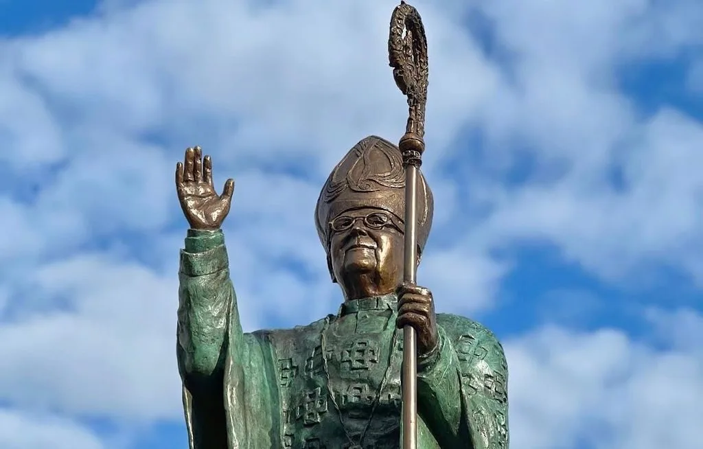 Estátua em bronze de Dom Jaime Luiz Coelho,  primeiro arcebispo de Maringá