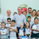 Prefeito Ulisses Maia entrega óculos com inteligência artificial para alunos e professores da rede municipal com deficiência visual