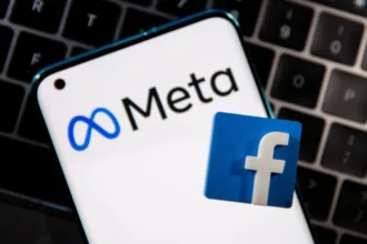 Celular mostrando aplicatico Facebook da empresa Meta