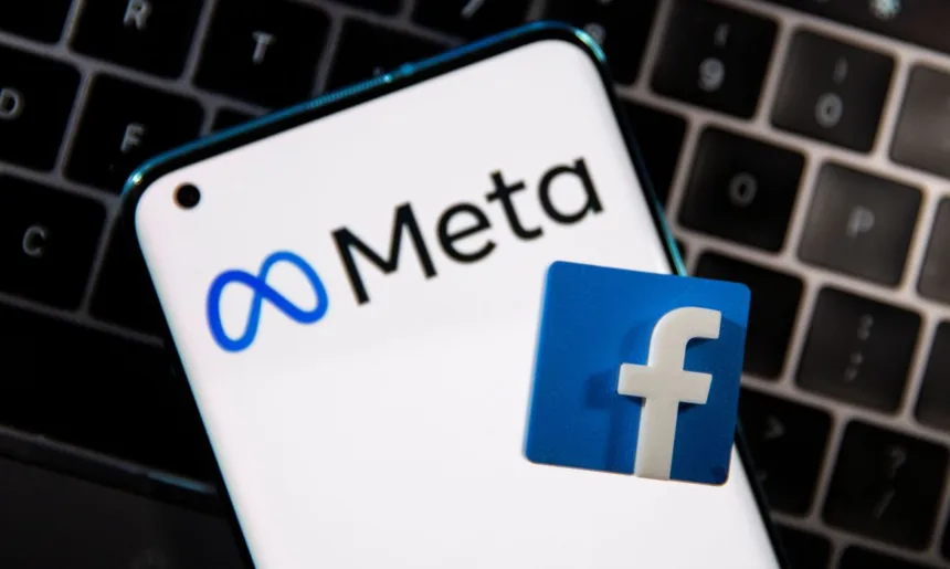 Celular mostrando aplicatico Facebook da empresa Meta