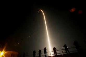 Nasa e SpaceX lançam oitava missão comercial tripulada para a Estação Espacial Internacional