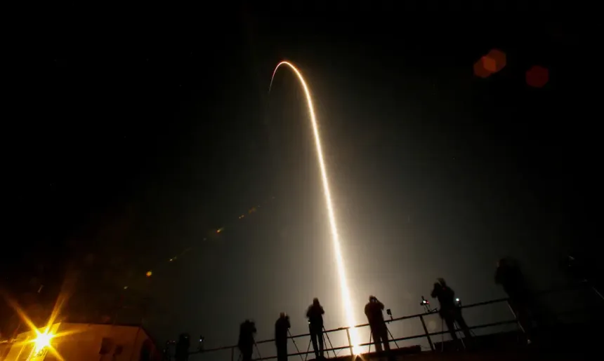 Nasa e SpaceX lançam oitava missão comercial tripulada para a Estação Espacial Internacional