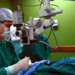 Médico fazendo transplante de orgãos