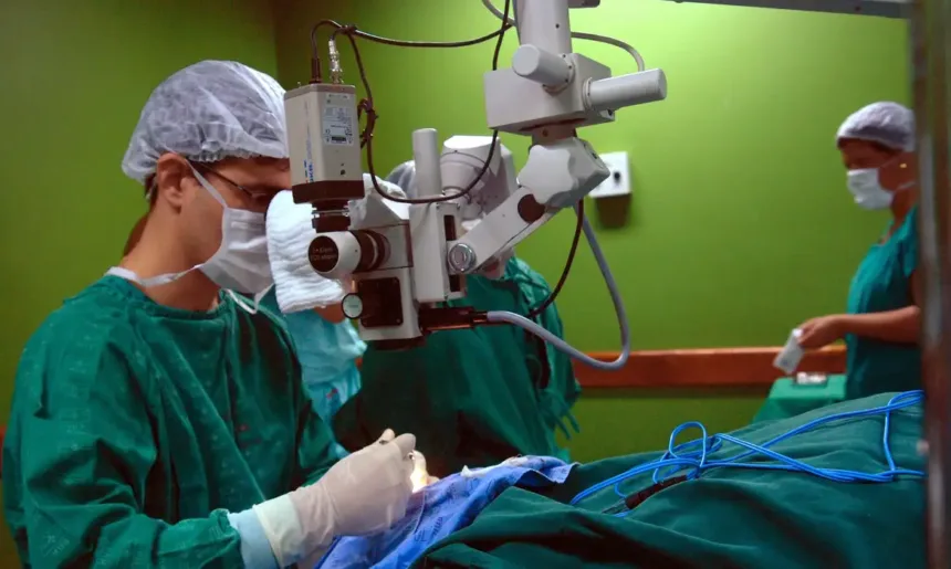 Médico fazendo transplante de orgãos
