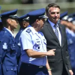 Militares e o ex-presidente Jair Bolsonaro