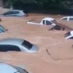 Águas das chuvas arrastaram carros em cidades do Espírito Santo - Reprodução de vídeo TVE/ES.