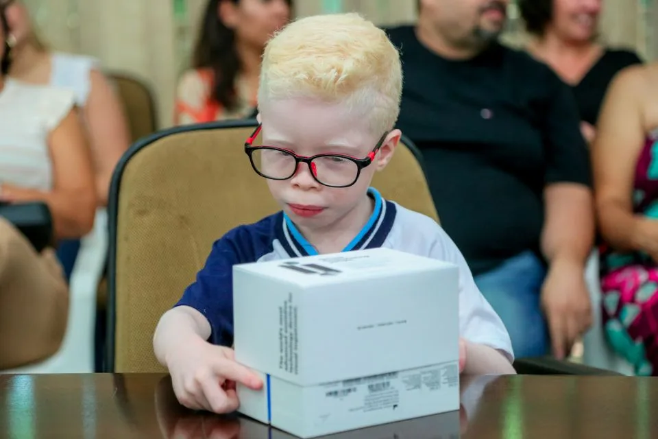 Prefeito Ulisses Maia entrega óculos com inteligência artificial para alunos e professores da rede municipal com deficiência visual