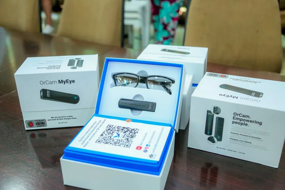 Prefeito Ulisses Maia entrega óculos com inteligência artificial para alunos e professores da rede municipal com deficiência visual